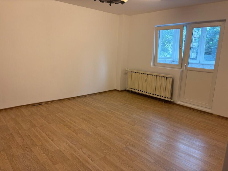 Sebastian, parc vanzare 2 camere, 1/8, decomandat, bl. 95, liber, 118000 E.