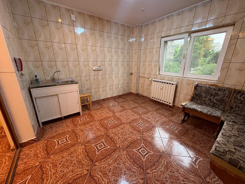 Sebastian, parc vanzare 2 camere, 1/8, decomandat, bl. 95, liber, 118000 E.